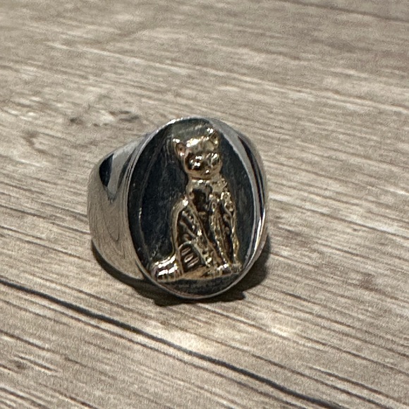 Urban Outfitters Silver Signet ring with Gold Cat Sz 6 - Picture 2 of 3